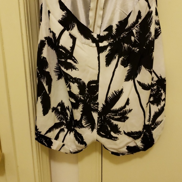 One piece short romper - Picture 2 of 4